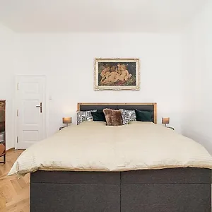 Newly Renovated 1-bed At Charles Bridge Prag