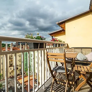 Central, Spacious, Modern 5 Bedrm Duplex W/balcony Prag