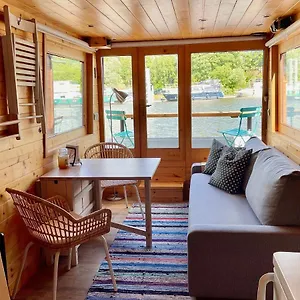 Houseboat Ginger Prag
